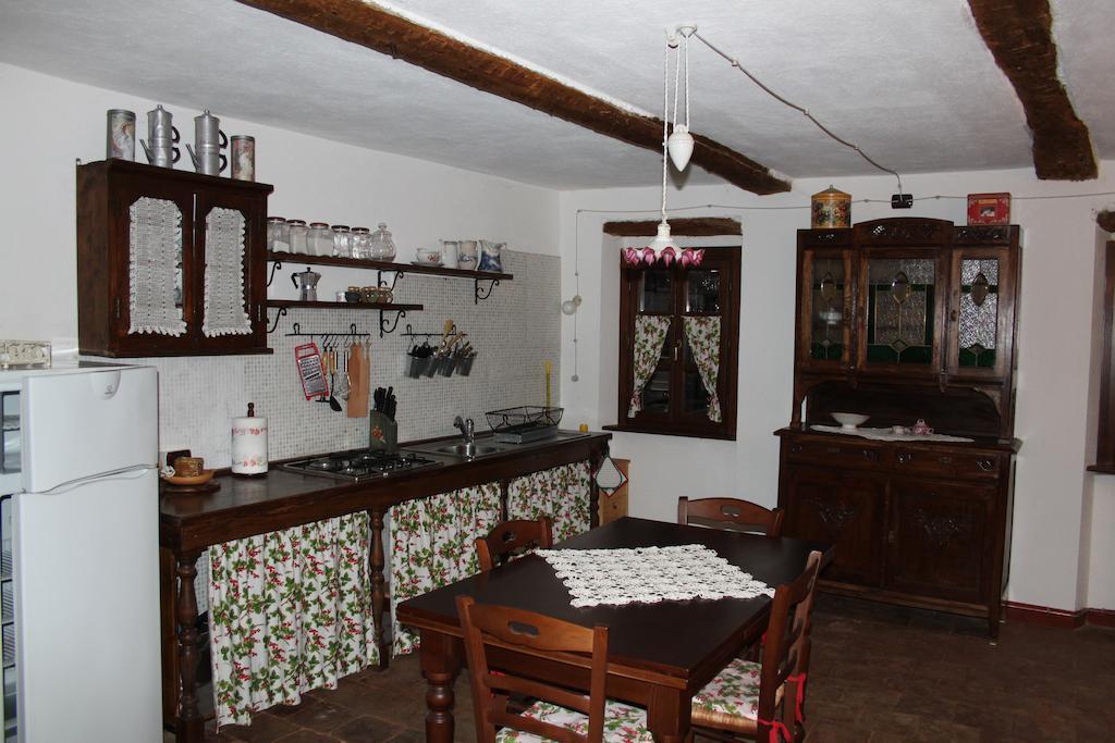 Calosso Casa Giuliana旅馆 客房 照片